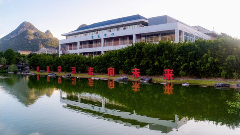 元器件型号通常由字母、数字和符号组成，其构成要素包括：