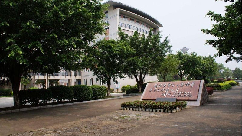 电容补偿柜容量过大：影响及应对策略